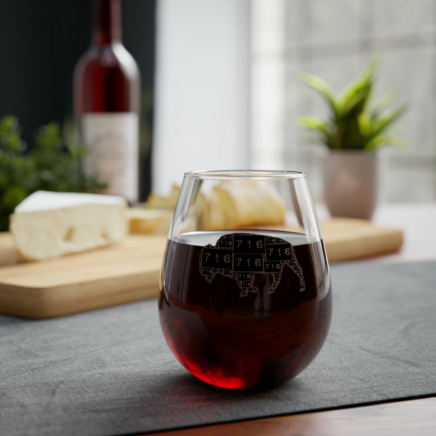 BLACK AND GOLD 716 BUFFALO LOGOED WINE GLASS